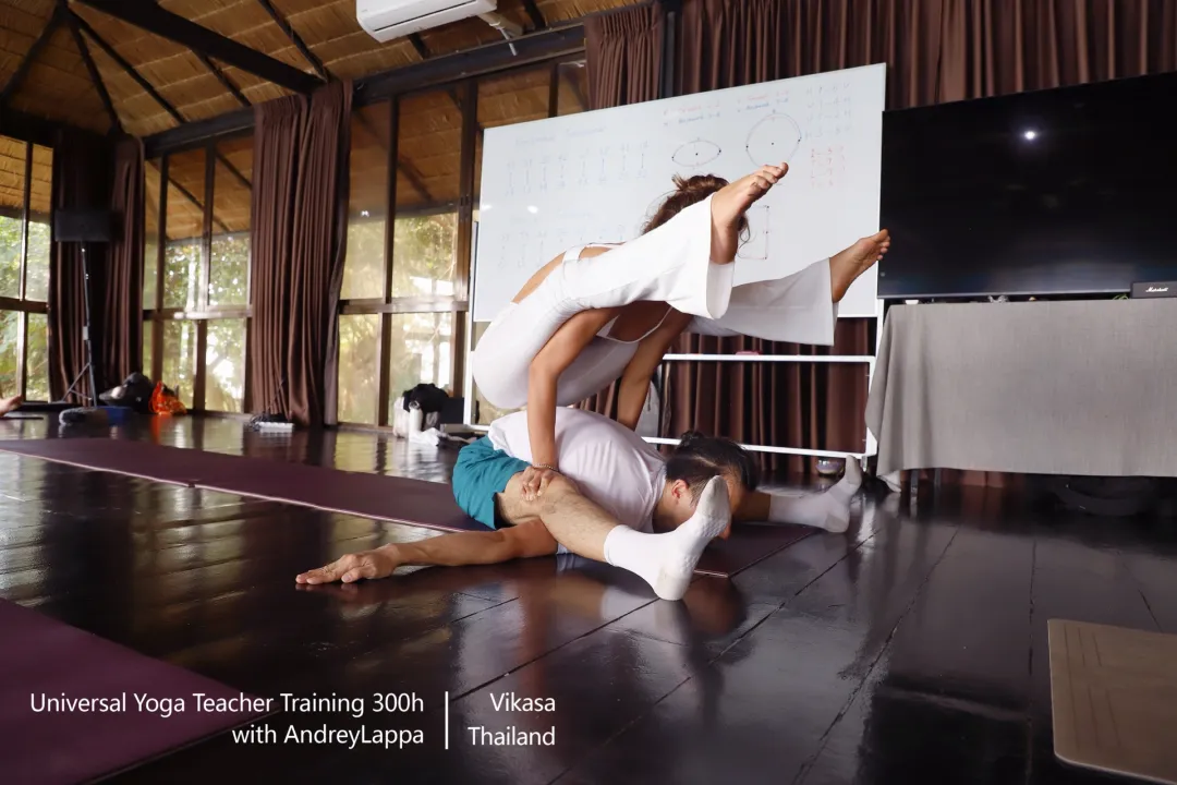 Partner acro practice, Vikasa Thailand